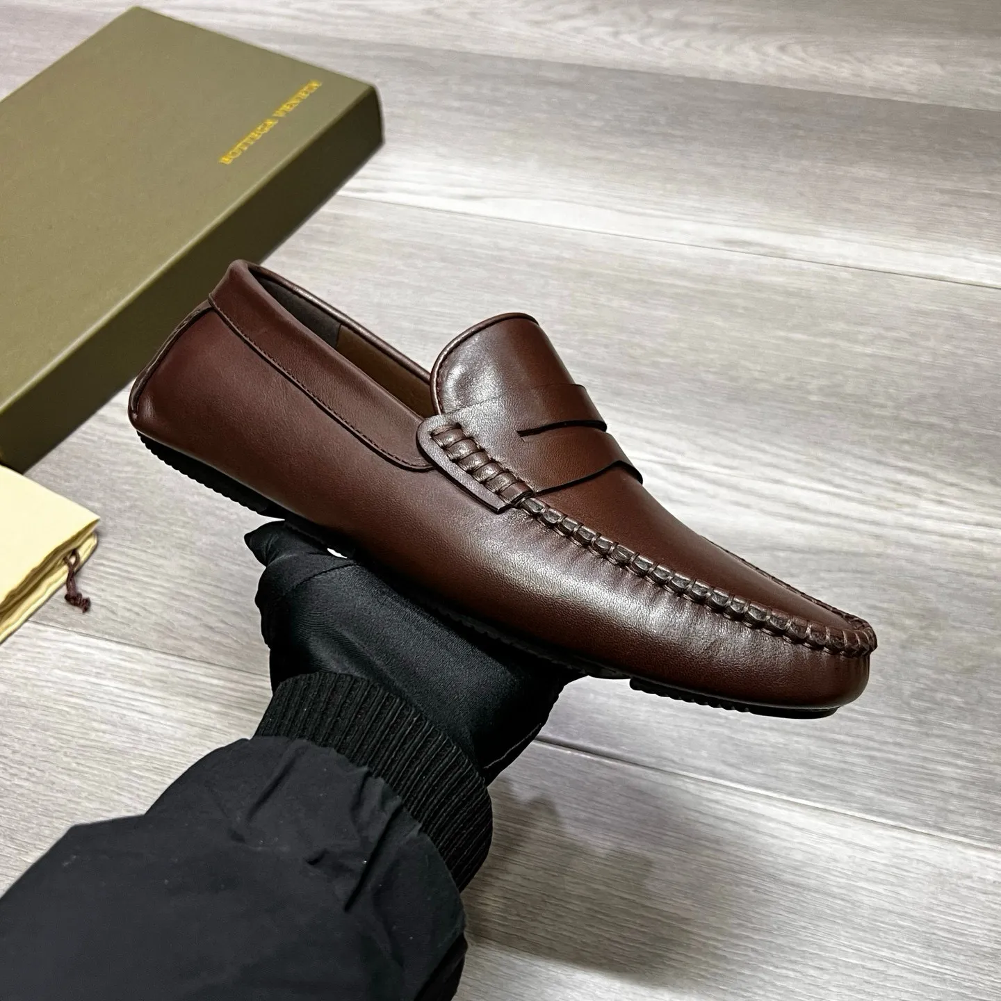 Factory price 480 BV 〰️Purely handmade classic men's beanie shoes👉👉driving shoes, slip-on shoes, made of imported cowhide from Italy, 💕water-dyed cowhide lining, 🔊original outsole, waterproof platform design, comfortable on the feet. Good choice for traveling and driving, single color available, code number: 38-44, (45 can be customized)